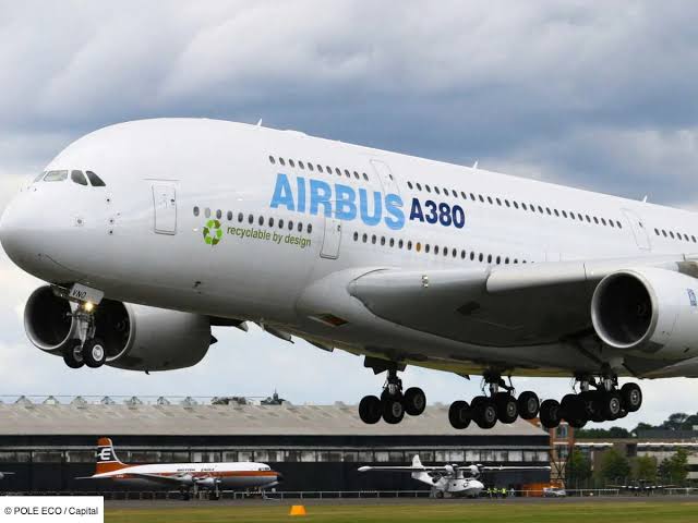 Avions de différentes tailles à l’aéroport de Toulouse-Blagnac